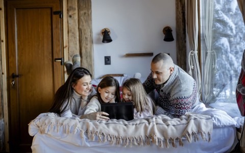 Ferie zimowe w domu z dzieckiem – pomysły na czas pełen radości i bliskości