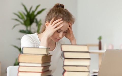 „I tak tego nie zdam” - jak rozmawiać z nastolatkiem, który się poddaje?