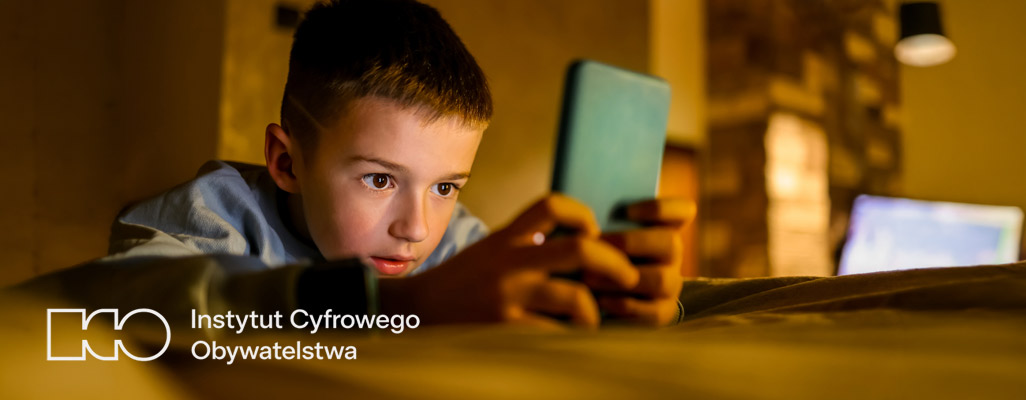 Chłopiec ze smartfonem